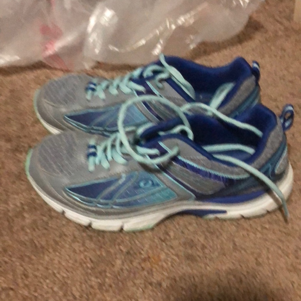 athletic shoes - Picture 2 of 3
